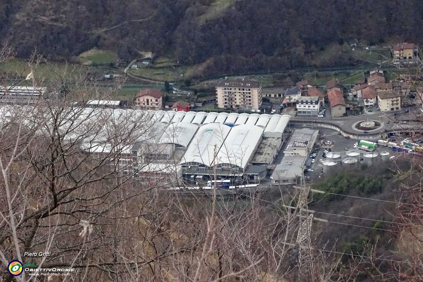 84 Vista sullo stabilimento della S. Pellegrino.JPG